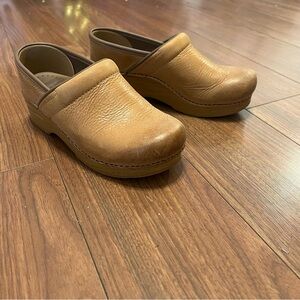 Dansko Tan Leather Clogs | Size 37 EU | Classic Comfort Shoes